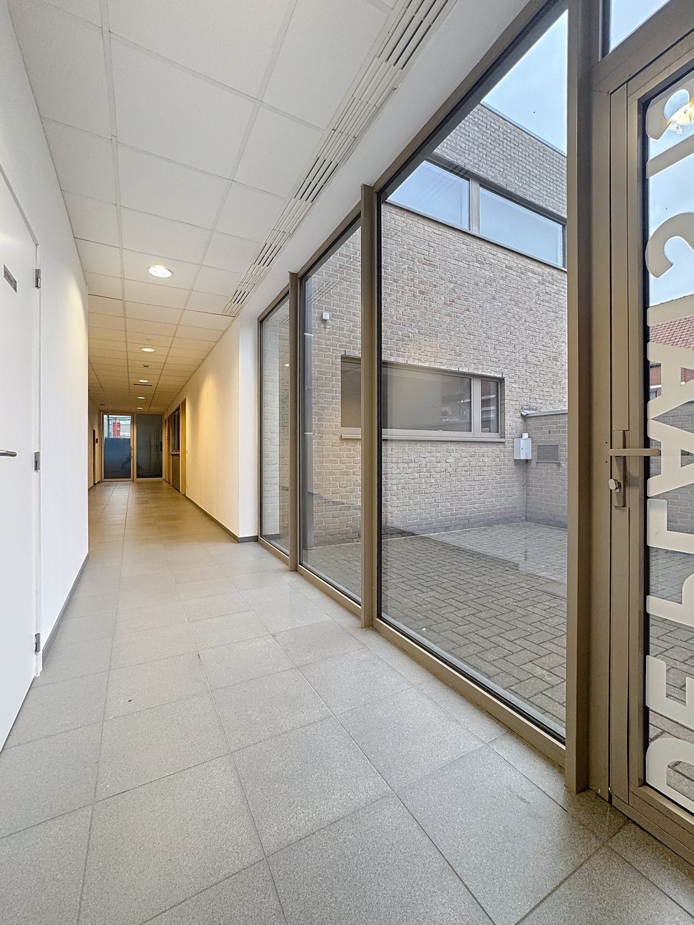 VOLLEDIG VERNIEUWDE en instapklare KANTOORRUIMTE op gelijkvloers (± 55m²)  met UITSTRALING op de markt van Knesselare! Ruime parkeergelegenheid langs de openbare weg. - foto 5