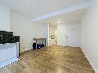 <br />Op een uitstekende locatie in het hart van de stad, op de Brabantdam, bevindt zich deze praktisch ingerichte studio. Deze eigendom biedt u het beste van twee werelden: enerzijds stapt u buiten direct in de gezellige stadsdynamiek met winkels, horeca en openbaar vervoer vlak bij de deur, en anderzijds geniet u binnenin van een aangename en ontspannende rust.<br /><br />De studio kent een efficiënte ruimte-indeling met een totale oppervlakte van 36 m². <br /> <br /><br />Praktische info<br /><br />Beschikbaarheid: 17/11/2026<br /><br />Bewoonbare oppervlakte: 36 m²<br /><br />Huurprijs: 775,00 EUR<br /><br />Algemene kosten: 60,00 EUR <br /><br />Deze AI-visualisaties zijn bedoeld als inspiratie. Er werd geen rekening gehouden met technische specificaties, stedenbouwkundige voorschriften of de concrete mogelijkheden tot realisatie.