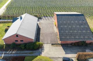 <strong>Kortenaken: woning met magazijn en boomgaard te koop op een landelijke ligging</strong><br /><br />Deze vrijstaande, ruime en veelzijdige woning, idyllisch gelegen tussen de velden in het rustige en groene Kortenaken. Hier geniet u van de perfecte combinatie van landelijke rust en een vlotte bereikbaarheid: op slechts 5 minuten bevindt u zich in het centrum met winkels en alle nodige voorzieningen.<br /><br />De woning zelf biedt en zee aan ruimte en comfort. Met maar liefst 5 volwaardige slaapkamers is er plaats voor het hele gezin. De lichtrijke en ruime living vormt het hart van de woning, ideaal om te ontspannen of gasten te ontvangen. Er is ook een optie tot een tweede badkamer.<br />Buiten vindt u een prachtige boomgaard en magazijn/loods die tal van mogelijkheden biedt voor natuurliefhebbers. <br /><br />Als extra troef is er de mogelijkheid tot het bijkopen van een aangrenzend stuk landbouwgrond van ongeveer 1,5 hectare - ideaal voor wie droomt van extra ruimte, dieren of agrarische activiteiten.<br /><br />Kortom, een unieke eigendom voor wie ruim en landelijk wil wonen, zonder in te boeten op bereikbaarheid en comfort.<br /><br /><strong>Indeling:<br />- Gelijkvloers:</strong> Inkomhal, toilet, nachthal, living, keuken, wasplaats, garage, koele berging, slaapkamer, slaapkamer, slaapkamer, badkamer, badkamer, slaapkamer, slaapkamer, <br /><strong>- Eerste verdieping:</strong> Zolder<br /><br /><strong>Troeven:</strong><br />- Optie om mee te kopen: landbouwgrond van 1,5 hectare (prijs op aanvraag)<br />- Landelijke ligging maar toch vlotte verbinding met winkels en voorzieningen<br />- Woning en magazijn vergund<br /><br />Bent u op zoek naar een charmante woning met veel ruimte en grond? Plan vandaag nog uw bezoek in en ontdek deze topper in Kortenaken.<br /><br />​​​​​​<strong>JOUW DROOMWONING. ZO GEVONDEN!</strong>