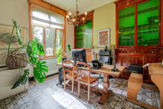 Spacious and characterful manor house, built by a notary at the beginning of the 20th century.It features a majestic entrance hall, a bright living room with salon, an office, a dining room, a TV room, and a large family kitchen with dining area and hobby space. On the upper floors, the house offers 6 bedrooms, 2 bathrooms, and a laundry room. It also includes 2 cellars, a garage, and a garden (building zone) with access to a rear alley. The property is equipped with double glazing throughout, roller shutters, and a compliant electrical installation.