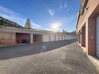 GARAGE MET SECTIONALE POORT VLAKBIJ DE MENENPOORT TE IEPER.  ...