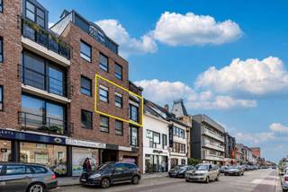 Top onderhouden energiezuinig appartement met garage in hartje Geel.<br /><br />Dit prachtige appartement uit 2005 is gelegen pal in het hartje van Geel centrum. <br />Het werd top onderhouden en heeft vanwege de jonge leeftijd een schitterende EPC-score A. <br /><br />Met de lift of de traphal bereiken we op de 2e verdieping het appartement. Via de inkomhal bereikt u de ruime leefruimte met eethoek, salon en de open keuken met alle voorzieningen. Deze laatste bevinden zich aan de achterzijde van het gebouw, wat tevens de rust garandeert in deze leefruimtes.<br /><br />Twee slaapkamers bieden het nodige comfort en de badkamer is afgewerkt met een dubbel lavabomeubel, voldoende kasten en een ruime douche.<br /><br />Tot slot heeft dit appartement aan de achterkant een gezellig terras met een leuk uitzicht. <br />Voor de wagen ,fietsen, ... is er een ondergrondse afgesloten garage aanwezig, inbegrepen in de prijs! <br /><br />Bijzonderheden:<br />- ruim en prima afgewerkt appartement<br />- leuk terras<br />- topligging centrum Geel<br />- EPC-score A<br />- Garage inbegrepen in de prijs<br /><br />Wacht niet langer en plan uw afspraak via info@immovl.be of 014 58 02 08.