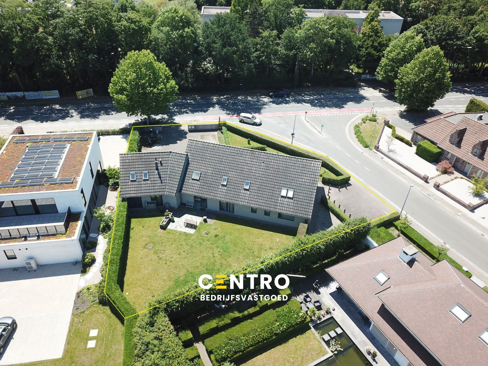 Ruim (430m²), multifunctioneel pand (bewoning, kantoor, praktijk, horeca, ...) op ZICHTLOCATIE langs invalsweg Roeselare (vlakbij de ring R32). - photo 1