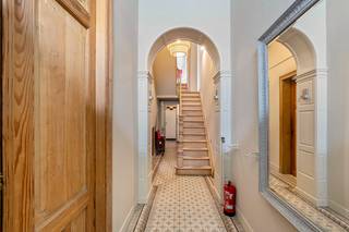 Deze mooie woning met een klassieke gevel werd gerenoveerd met behoud van de authentieke elementen en het dak werd vernieuwd in 2018! De...