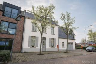 Op een gunstige en centrale ligging bevindt zich deze charmante en statige woning met authentieke elementen en een warme uitstraling. Deze woning ademt karakter dankzij de hoge plafonds, originele details en het gevoel van ruimte dat meteen opvalt bij het binnenkomen.<br /><br />Via de inkomhal betreedt u de woning, waar de charme van een herenhuis meteen voelbaar is. De gezellige eetkamer sluit naadloos aan op de lichtrijke leefruimte, die op haar beurt uitgeeft op een aangename veranda met zicht op de groene tuin. Deze ruimte vormt het hart van de woning en biedt een ideale plek om tot rust te komen.<br /><br />De keuken is praktisch ingericht en uitgerust met een gasvuur, met aansluitend voldoende mogelijkheden om deze verder te moderniseren naar eigen smaak. Verder bevindt zich op het gelijkvloers een extra ruimte die perfect kan dienen als bureauruimte of als slaapkamer. De badkamer is voorzien van een ligbad met douchescherm, toilet en badkamermeubel. Aansluitend vinden we eveneens de wasplaats terug. <br /><br />Op de eerste verdieping leidt de nachthal naar drie ruime slaapkamers, elk met hun eigen charme. Eén van de kamers beschikt bovendien over een extra ruimte die perfect kan ingericht worden als ensuite dressing.<br /><br />De tweede verdieping, bereikbaar via een vaste trap, biedt een ruime zolder met tal van mogelijkheden. Hier kunnen eenvoudig één tot twee extra slaapkamers of een hobbyruimte gecreëerd worden.<br /><br />Buiten geniet u van een gezellige en ruime tuin waar het heerlijk vertoeven is in alle rust en privacy.<br /><br />Extra troeven zijn onder meer de aanwezigheid van een bergkelder en een garage die aansluit aan de woning.<br /><br />De woning beschikt over een EPC-label F, wat een renovatieverplichting inhoudt, maar tegelijk ook een unieke kans biedt om deze karaktervolle woning volledig naar eigen wensen en hedendaagse normen te renoveren.<br /><br />Kortom, een woning boordevol potentieel, ideaal voor wie op zoek is naar ruimte, charme en de mogelijkheid om een echte thuis te creëren. Kom snel deze woning samen met ons ontdekken. Contacteer Dupont Vastgoed - Jonas Knaepen (BIV 518894) voor een bezoek ter plaatse op 0471 91 88 46.