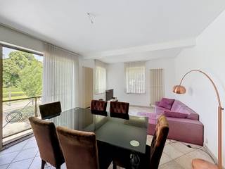 <p>Dit appartement met 1 slaapkamer in het centrum van Dilbeek combineert een rustige, residentiële ligging met een uniek uitzicht op het park en het kasteel van Dilbeek. Gelegen op de eerste verdieping van een verzorgd gebouw met lift.</p><p>Via de inkomhal bereik je de lichtrijke leefruimte van 26m², die een aangename woonbeleving biedt. De geïnstalleerde keuken sluit hier op aan. De ruime slaapkamer van 21m² beschikt over een eigen balkon. Verder beschikt het appartement over een badkamer met douche, een afzonderlijk toilet en een praktische berging met vestiaire.</p><p>Een privatieve kelder van 6m² biedt extra opbergruimte. Dankzij de centrale ligging bevinden openbaar vervoer, winkels en scholen zich op wandelafstand. Met een EPC-score van 198 kWh/m² en energielabel B geniet je bovendien van een energiezuinige woonst. Beschikbaar vanaf 01/07/2026.</p>