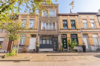 <p>Gelegen in een zijstraat van de bruisende Abdijstraat op het Kiel, bevindt zich deze ruime en veelzijdige gelijkvloerse verdieping met tal van mogelijkheden.</p><p>De eigendom beschikt over een bijzonder ruime indeling en geniet dankzij de talrijke raampartijen van een overvloed aan natuurlijke lichtinval. De ruimtes zijn bovendien perfect afgewerkt en verkeren in uitstekende staat, waardoor het pand <strong>volledig instapklaar</strong> is.</p><p>Dankzij de combinatie van de ruime oppervlakte, de commerciële ligging en de verzorgde afwerking is deze eigendom <strong>ideaal voor een woon-werkcombinatie</strong>. De verschillende ruimtes bieden de mogelijkheid om wonen en werken op een aangename en praktische manier te combineren.</p><p>Ook de ligging vormt een belangrijke troef. Het pand bevindt zich op wandelafstand van de Abdijstraat, met haar ruime aanbod aan winkels, horecazaken en dagelijkse voorzieningen. Bovendien is er een vlotte verbinding naar het centrum van Antwerpen en de belangrijkste invalswegen.</p>