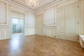 <div>
<div>
<section>
<div>
<div>
<div>
<div>
<div>
<div>
<p>Dit statige kantoor combineert authentieke architectuur met royale volumes en een representatieve uitstraling. Hoge plafonds, sierlijke moulures, parketvloeren in visgraatmotief en imposante schouwen creëren een stijlvolle werkomgeving met een uniek karakter.<span></span></p>
<p>De verschillende kantoorruimtes vloeien harmonieus in elkaar over en bieden een aangename combinatie van openheid en privacy. Dankzij de grote raampartijen geniet het gebouw van een overvloed aan natuurlijk daglicht, wat bijdraagt aan een comfortabele en inspirerende werkomgeving.</p>
<p>Het pand beschikt daarnaast over een volledig ingerichte keuken, een badkamer en een afzonderlijk toilet, waardoor alle nodige voorzieningen aanwezig zijn voor een aangename en praktische dagelijkse werking.</p>
<p>Een uitzonderlijk kantoorgebouw voor ondernemingen die waarde hechten aan uitstraling, karakter en een prestigieuze werkomgeving.</p>
</div>
</div>
</div>
</div>
<div></div>
<div>
<div></div>
</div>
</div>
<div>
<div></div>
</div>
</div>
</section>
</div>
</div>
<div></div>