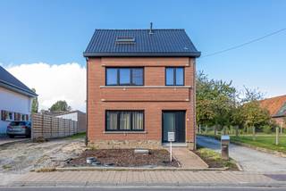 <p>Ben je op zoek naar een instapklare woning waar ruimte, comfort en rust centraal staan? Dan is deze prachtige gezinswoning, volledig gerenoveerd in 2024, zeker een bezoek waard! Met haar ruime indeling, zonnige tuin en praktische ligging nabij het centrum van Sint-Katherina-Lombeek biedt deze woning alles voor een aangenaam gezinsleven.</p><p>Bij het betreden van de woning kom je in de inkomhal met apart gastentoilet. Verder vind je op het gelijkvloers een aparte bureau- of praktijkruimte, ideaal voor wie thuiswerkt of een zelfstandige activiteit wil combineren met het gezinsleven. De ruime woonkamer met eetruimte vormt samen met de open, volledig geïnstalleerde keuken een gezellige leefomgeving. Aansluitend bevindt zich een praktische berging, ideaal voor extra opbergruimte.<br />Op de eerste verdieping geeft de nachthal toegang tot twee ruime slaapkamers en een comfortabele badkamer, uitgerust met zowel een douche als een ligbad. Daarnaast is er een afzonderlijke wasberging met extra toilet.<br />Ook de zolderverdieping, met een oppervlakte van maar liefst 50,47 m², biedt heel wat mogelijkheden. Deze ruimte werd reeds gedeeltelijk ingericht en kan verder worden afgewerkt tot een volwaardige derde slaapkamer, hobbyruimte of polyvalente ruimte. Bovendien zijn alle voorzieningen aanwezig om hier een tweede badkamer te realiseren.</p><p>Buiten geniet je van een aangename, westgerichte tuin waar je heerlijk kunt ontspannen en optimaal kunt genieten van de namiddag- en avondzon. Het perceel heeft een oppervlakte van maar liefst 8a29 en biedt volop mogelijkheden om te genieten van het buitenleven. Bovendien zijn er staanplaatsen voor de woning.</p><p>De woning werd volledig gerenoveerd in 2024 en is volledig instapklaar. De ligging vormt een extra pluspunt: je woont hier in een rustige omgeving, op korte afstand van het centrum van Sint-Katherina-Lombeek, met winkels en openbaar vervoer in de buurt.</p><p>Een echte buitenkans voor gezinnen! Deze woning combineert hedendaags wooncomfort met ruimte, een aangename tuin en een praktische ligging. Dankzij de recente totaalrenovatie en de vele mogelijkheden is dit de ideale plek om zonder zorgen aan een nieuw hoofdstuk te beginnen.</p>