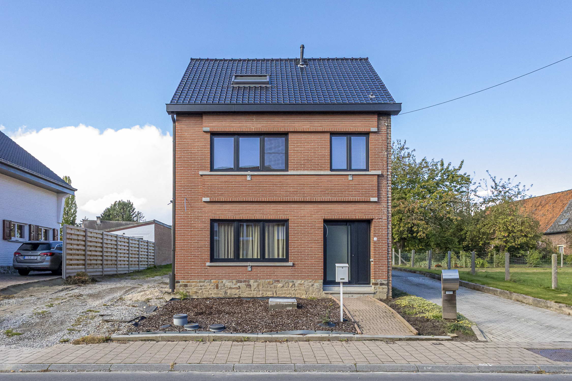 Instapklare gezinswoning met 3 slaapkamers en zonnige tuin. - foto 1