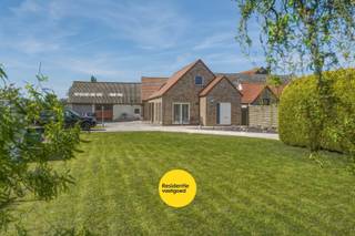 In een rustige omgeving in Bredene, nabij de Sluizenstraat en het begin van de Noord-Edestraat, bevindt zich deze alleenstaande woning op een ruim perceel van maar liefst 1.335 m². De woning combineert een instapklaar, volledig vernieuwd voorste gedeelte (renovatie 2008) met een achterliggend gedeelte dat nog naar eigen smaak kan worden gerenoveerd en ruimte biedt voor meerdere kamers en bergruimte. <br /><br />Het vernieuwde woongedeelte vooraan biedt een aangename en lichtrijke leefomgeving. Via de inkomhal komt u in de ruime leefruimte met mooie parketvloer, gezellige gascassette en indrukwekkende nokhoogte van ca. 6 meter. Aansluitend bevindt zich de eetplaats en de ingerichte keuken met kookeiland en vaste eettafel.<br />Op de verdieping vindt u een ruime slaapkamer en ensuite badkamer met ligbad, toilet en lavabomeubel.<br /><br />Het achterliggende, oudere gedeelte biedt tal van mogelijkheden voor uitbreiding, kangoeroewonen, hobbyruimte of renovatieproject. Dit deel omvat meerdere kamers met onder meer een ruime zolder en kelder onder de voute alsook een loods/garage van ca 80 m².<br /><br />Deze eigendom is perfect voor wie op zoek is naar een woning met reeds comfortabele woonruimte, gecombineerd met bergruimte en uitbreidings/renovatiemogelijkheden, en dit op een ruim perceel op een strategische ligging nabij de kust.<br /><br />Interesse in deze eigendom met tal van mogelijkheden? Contacteer ons voor meer informatie of een bezoek ter plaatse.