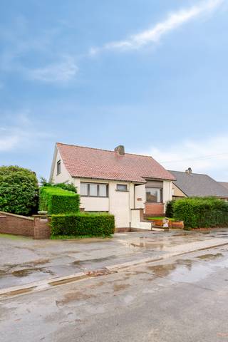 Alleenstaande, deels gerenoveerde woning te koop in DesselgemIndeling:Gelijkvloers: inkomhal met gastentoilet, woonkamer met gaskachel, polyvalente...