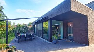 Op zoek naar een leuke gezinswoning in het centrum van Lichtaart? Deze uitstekend onderhouden woning is volledig gerenoveerd in 2016 en ligt vlakbij het groen. Zowel achteraan als vooraan is er zicht op bos. Wandel-, fiets- en mountainbikepaden zijn vlakbij.<br /><br />De inkomhal leidt naar een open leefruimte met veel lichtinval en een gezellige gashaard. De keuken is voorzien van een ruim kookeiland en de nodige inbouwtoestellen. De leefruimte is voorzien van voldoende opbergruimte, een ingemaakte bureau en TV meubel. Een absolute troef is de ruime lichtstraat boven het keukeneiland en de enorme schuifdeur met vliegenraam die toegang tot de tuin verschaft. Daarnaast is er ook een ruime inkomhal achteraan met ingewerkte kasten en een aansluitende douchekamer met toilet. <br /><br />Op het gelijkvloers bevindt zich ook een ruime badkamer, voorzien van een bad en douche, ingemaakte kastenwand met daarin plaats voor een wasmachine en droogkast. In de aansluitende hal is nog een extra toilet te vinden. <br /><br />De koele berging is tevens voorzien van ingemaakte kasten met ruimte door een diepvriezer, strijkplank, wasrek, stofzuiger en zo meer. De berging geeft ook toegang naar de kelder die fungeert deels als opslagruimte en deels als technische ruimte. De kelder is volledig droog en zeer toegankelijk. <br /><br />Op de bovenverdieping bevinden zich 3 slaapkamers, 1 dressing met ingemaakte kasten en 1 toilet. Er is ook een vaste trap naar de zolderkamer voorzien, deze is afgewerkt en biedt plaats aan het ventilatiesysteem daarnaast wordt deze gebruikt als opslagruimte. <br /><br />De tuin is aangelegd met een ruim terras voorzien van een luifel van wel 6 meter en terrasverwarming. Er is een pidpa-aansluiting alsook een regenwateraansluiting en elektriciteit voorzien in de tuin. De tuin is volledig omheind en de oprit is afgesloten met een elektrische poort, voorzien van een codeklavier en twee afstandsbedieningen. <br /><br />Achteraan de tuin staat een ruime garage met plaats voor 1 auto en fietsen of voor 2 auto’s.