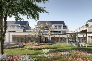 Dit drieslaapkamer appartement van in totaal 125 m² is gelegen op het tweede en derde verdiep en beschikt op het tweede verdiep over een lichtrijke eet- en leefruimte, een open keuken met keukeneiland, een praktische berging, een afzonderlijk toilet en twee slaapkamers met een ensuite badkamer uitgerust met een enkele wastafel en een inloopdouche. Eén van de twee slaapkamers is bovendien voorzien van een extra wastafel. Op het derde verdiep bevindt zich de derde slaapkamer en een tweede badkamer uitgerust met een enkele wastafel, een ligbad, een inloopdouche en een toilet. Daarenboven beschikt dit appartement over twee terrassen, één aan de voorkant en één aan de achterkant met zicht op de binnentuin. De gezamenlijke oppervlakte van de zonnige terrassen bedraagt 26,52 m².<br /><br />Het project onderscheidt haar dankzij het gebruik van efficiënte, vooruitstrevende technieken, waarbij ieder appartement werd voorzien van een eigen geothermische warmtepomp in combinatie met vloerverwarming (én -koeling).  Op het gebied van afwerking biedt Kapellehof hoge standaarden met ruime budgetten voor de keuze van uw vloerafwerking, de sanitaire toestellen en de volledig geïnstalleerde keuken met kwalitatieve inbouwtoestellen.<br /><br />Bij elk appartement hoort tevens een ondergrondse parkeerplaats en een privatieve kelderberging, allen voldoende ruim en vlot toegankelijk.<br /><br />Benieuwd? 09 278 78 79 of guillian@landbergh.be 