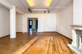 Dit charmante appartement, gelegen aan de Voskenslaan, is een ideale woonplek voor wie op zoek is naar comfort.<br />Bij het binnenkomen wordt u verwelkomd in een ruime inkomhal met vestiaire, die meteen een gevoel van openheid en praktische indeling creëert. Vanuit de hal heeft u toegang tot alle ruimtes van het appartement: de keuken, de slaapkamer, de badkamer, het apart toilet en de leefruimte.<br />De lichtrijke leefruimte vormt het hart van de woning en geniet van een aangename natuurlijke lichtinval, wat zorgt voor een warme en uitnodigende sfeer. Aansluitend bevindt zich de functionele keuken, die alle mogelijkheden biedt voor dagelijks kookcomfort.<br />Het appartement beschikt verder over één volwaardige slaapkamer, een badkamer en een apart toilet, wat het geheel extra praktisch maakt.<br />Kortom, een goed ingedeeld en aangenaam appartement op een gegeerde locatie, ideaal als eerste woning of als investering.<br /><br />Het appartement beschikt bovendien over een aparte bergruimte en een ondergrondse fietsenstalling, wat zorgt voor extra comfort en praktische opbergruimte.<br /><br /><span>Stedenbouwkundige inlichtingen: woongebied, vergunningen uitgereikt, geen verkavelingsvergunning uitgereikt, geen rechterlijke of bestuurlijke maatregelen, voorkooprecht. Geen overstromingsgevoelig gebied, P-score: A, G-score: A. EPC 347 kwh/m2 (D)</span><br /><span><span><span><span><span><span><span><span><span><span><span><span><span><span><span><span><span><span><span><span><span><span><span><span><span><span><span><span>Bruikbare vloeroppervlakte: 91 m2 (opgemeten volgens EPC-attest)</span></span></span></span></span></span></span></span></span></span></span></span></span></span></span></span></span></span></span></span></span></span></span></span></span></span></span><br />Asbestattest: Asbestveilig: 3 asbestmaterialen - 0 beperkingen - 0 uitsluitingen.</span> Zorgvuldig beheren.