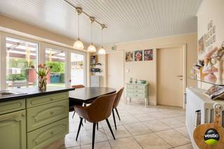 Deze gezinswoning is gelegen aan Hemelrijk 82 in Heusden-Zolder, een rustige en aangename woonomgeving met een uitstekende bereikbaarheid. De...