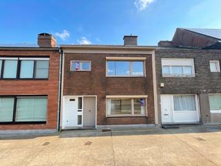 ✨<strong> Instapklare, gerieflijke woning met topcomfort (EPC Label B) in Overleiestraat 8 te Harelbeke</strong><br /><br /><strong><u>Troeven &amp; Indeling:</u></strong><br />🛋️ Licht &amp; Gezelligheid: Royale, uitnodigende leefruimte met een kwalitatieve en stijlvolle afwerking.<br />🍳 Koken &amp; Buitenleven: Ingerichte keuken met direct zicht op de gezellige, onderhoudsvriendelijke tuin.<br />🛏️ Ruimte voor iedereen: Maar liefst 4 volwaardige, ruime slaapkamers voor het hele gezin.<br />🎨 Extra kamer: Veelzijdige hobbyruimte — ideaal als thuiskantoor, speelkamer of creatieve studio.<br />🚗 Praktisch: Grote inpandige garage met heel wat extra opbergruimte.<br />🌡️ Comfort: Uitgerust met efficiënte centrale verwarming.<br />🍳 Gerenoveerd naar recente normen in 2026<br />* Overal rolluiken *<br /><br /><strong><u> Praktisch &amp; Financieel:</u></strong><br />💶 Huurprijs: € 1.500 / maand<br />🔒 Huurwaarborg: € 4.500 (geblokkeerd op rekening op naam van de huurder)<br />📅 Beschikbaar: Vanaf 1 november 2026<br />🐾 Huisdieren: Niet toegelaten<br />📜 Wettelijke &amp; Energie-informatie:<br />🟢 EPC: 199 kWh/m² (Label B – energiezuinig wonen)<br />📑 Conformiteitsattest: Aanwezig (garantie op een kwalitatieve en veilige woning)<br />🛡️ P-score &amp; G-score: Classificatie A (geen risico op overstroming)<br />📞 Interesse of een bezoek inplannen?<br /><br />Neem contact op met Stefan of Guillaume via 056/70 52 62 (optie verhuur) voor meer informatie of om een bezichtiging vast te leggen!