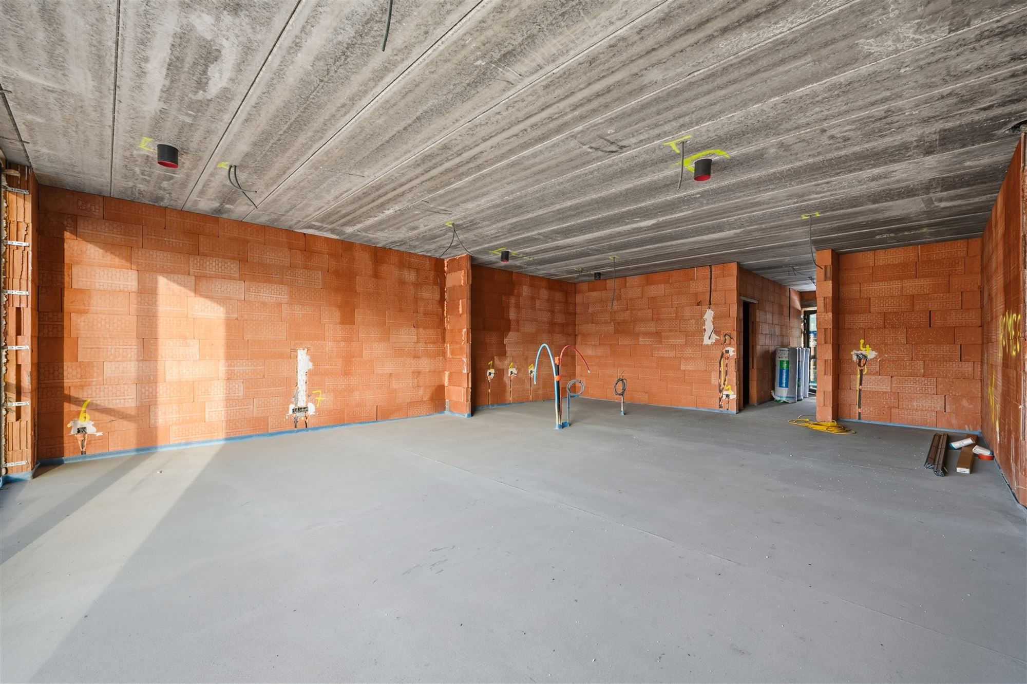 Gesloten nieuwbouw met 4 kamers, 2 badkamers, garage en tuin - foto 3