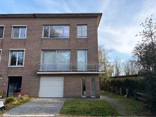 Gunstig gelegen woning in hartje Rumst, in een zéér rustige en aangename woonomgeving.  Dit huis bevindt zich op wandelafstand van het centrum...