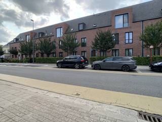 Op een van de beste locaties te midden van het dorp ligt dit unieke BEN-appartement. Op wandelafstand van winkels, scholen, restaurants en openbaar vervoer én met een vlotte verbinding naar de oprit van de autosnelweg en treinstation. Dit prachtig afgewerkte gelijkvloerse appartement van ca. 109 m² heeft veel troeven. Een instapklare woonst waar luxe, comfort en moderne technologie perfect samenkomen.<br /><br />De lichtrijke leefruimte sluit mooi aan op de open keuken met kookeiland, volledig uitgerust met inductiekookplaat, oven, vaatwasser, koelkast, diepvriezer en ingebouwde koffiemachine. Aansluitend bevindt zich een praktische bijkeuken/wasplaats.<br /><br />Het appartement beschikt over 2 comfortabele slaapkamers en een aparte dressing. De luxueuze badkamer is ingericht met een ruime inloopdouche, lavabo, toilet én privésauna.<br /><br />Ook aan wooncomfort geen gebrek: domotica, airconditioning, zonnepanelen en zonnescreens zorgen voor een aangenaam en energiezuinig binnenklimaat.<br /><br />Een absolute troef is de ruime, zonnige tuin met terras en luifel. Via het achterpoortje bereik je rechtstreeks de parking. De ondergrondse verdieping is zowel rechtstreeks als met de lift bereikbaar.<br /><br />Een dubbele garagebox in de ondergrondse parking is verplicht bij aan te kopen voor € 40.000.<br /><br />Een uitzonderlijk compleet appartement voor wie comfortabel en luxueus wil wonen op een centrale locatie in Brecht. Plan snel je bezoek!