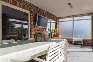 Ruime en uitstekend onderhouden gezinswoning met prachtige tuin en inpandige garage op een perceel van 1.490 m²<br /><br />Deze degelijke en tijdloze woning uit de jaren ’70 werd doorheen de jaren met de grootste zorg onderhouden en gemoderniseerd. Dankzij de combinatie van een EPC-label B, duurzame materialen en een praktische indeling is deze woning volledig instapklaar en vormt ze een ideale thuis voor wie op zoek is naar ruimte, comfort en kwaliteit.<br /><br />Bij het betreden van de woning kom je in een ruime inkomhal die meteen toegang biedt tot verschillende ruimtes. Hier bevinden zich onder andere het bureel, de volledig ingerichte keuken, het gastentoilet en de gezellige leefruimte.<br /><br />De leefruimte ademt warmte en sfeer dankzij de mooie parketvloer en de aanwezige houtkachel. Grote raampartijen zorgen voor een aangename lichtinval en een mooi contact met de tuin. Aansluitend bevindt zich de veranda, een heerlijke plek waar je zowel tijdens de zomermaanden als in de winter volop kan genieten van het uitzicht op de prachtig aangelegde tuin.<br /><br />Op het gelijkvloers bevinden zich daarnaast drie volwaardige slaapkamers en een recent vernieuwde badkamer, uitgerust met een douche, lavabo en praktische ingebouwde kasten.<br /><br />De woning beschikt bovendien over een ruime afgewerkte zolderkamer op de eerste verdieping. Deze polyvalente ruimte is voorzien van een afzonderlijk toilet en biedt dankzij haar oppervlakte tal van mogelijkheden. Zo kan ze perfect dienst doen als hobbyruimte, bureau, speelruimte of mits verdere inrichting zelfs als één of meerdere extra slaapkamers.<br /><br /><strong>Praktische troeven</strong>
<ul>
<li>EPC - label B door oa. zonnepanelen</li>
<li>Volledig onderkelderd (gedeeltelijk kruipkelder) </li>
<li>Inpandige garage met plaats voor 2 wagens</li>
<li>Zijpoort met toegang voor de wagen tot in de tuin</li>
<li>3 slaapkamers op het gelijkvloers + ruime afgewerkte zolderkamer</li>
<li>Douche is rolstoel toegankelijk </li>
<li>Uitstekend onderhouden</li>
</ul>
<br />Interesse?<br />We nemen graag de tijd om je deze woning ter plaatse te laten ontdekken.<br />📞 014 84 83 69<br />✉️ info@sublimmo.be