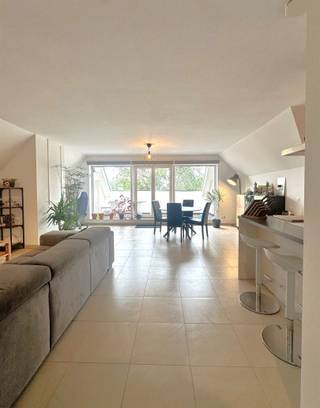 <p><span>Recent en energiezuinig appartement met 3 slaapkamers, terras en private parkeerplaats in Grembergen</span></p><p><span>In Grembergen, op een gunstige locatie met een vlotte verbinding naar de omliggende gemeenten en diverse invalswegen en vlakbij winkels, bevindt zich dit recente en energiezuinige appartement. De combinatie van een aangename lichtinval, vloerverwarming, een praktische indeling en drie ruime slaapkamers zorgt hier voor een comfortabel geheel.</span></p><p><span>De lichtrijke leefruimte vormt het hart van het appartement en sluit mooi aan op de moderne open keuken. Vanuit de leefruimte is er rechtstreeks toegang tot het terras, een aangename plek om even buiten te zitten.</span></p><p><span>Het appartement beschikt over </span><span>drie ruime slaapkamers</span><span>. De badkamer is uitgerust met zowel een </span><span>ligbad als een aparte douche</span><span>. Daarnaast is er een </span><span>afzonderlijk gastentoilet</span><span>, wat extra praktisch is. Aan alle ramen zijn </span><span>rolgordijntjes</span><span> voorzien.</span></p><p><span>Verder beschikt het appartement over een </span><span>grote bergin</span><span>g met aansluitingen voor zowel wasmachine als droogkast. Op het </span><span>gelijkvloers is er een private berging</span><span> en er is eveneens een </span><span>gemeenschappelijke fietsenberging</span><span> aanwezig. Achteraan het gebouw beschikt het appartement over </span><span>één vaste private parkeerplaats</span><span>.</span></p><p><span>Het appartement is voorzien van </span><span>vloerverwarming en een lift</span><span> en biedt dankzij de recente bouw en energiezuinige voorzieningen zoals </span><span>zonnepanelen en ventilatiesysteem type D</span><span> een aangenaam en comfortabel woonklimaat.</span></p><p><span>Maandelijkse lasten: 95/maand (inclusief lift, onderhoud individuele gasketel en ventilatieysteem, onderhoud gemene delen en parking, gemeenschappelijke elektriciteit, ...)</span></p><p><span>Beschikbaar vanaf 01/01/2027</span></p><p><span> </span></p><p><span>Verdere info of een bezoek ter plaatse contacteer Immo Twins 052/55.55.55</span></p>