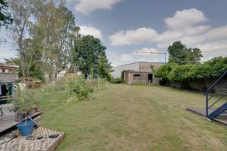 <p><strong>Soms koop je geen huis, maar een toekomst. In de Eksterlaarwijk, één van de groenste en meest geliefde buurten van Deurne, ligt deze bouwgrond klaar voor een nieuw verhaal. Je woont hier vlak bij het Boekenbergpark, met scholen, winkels en openbaar vervoer op wandelafstand. En alsof dat nog niet genoeg is, wordt dit deel van de Kerkhofweg in 2026 omgevormd tot een autoluwe groenstraat en woonerf. Een plek waar kinderen kunnen spelen, buren elkaar ontmoeten en wonen nog nét dat tikkeltje aangenamer wordt. Kom kijken…</strong></p><p> </p><p><strong>Een blanco blad met heel veel potentieel</strong></p><p>Hier krijg je de kans om helemaal vanaf nul te vertrekken. Het perceel biedt ruimte voor een rijwoning met tuin, waarbij een kelder en drie bouwlagen mogelijk zijn. Ook een meergezinswoning behoort tot de mogelijkheden. Een plek waar je dus niet alleen vandaag, maar ook op de lange termijn alle kanten mee uit kan.</p><p> </p><p><strong>Groen dat al jaren zijn werk doet</strong></p><p>De tuin beschikt vandaag al over volwassen bomen die vanaf de lente voor verrassend veel privacy zorgen. Geen kale nieuwbouwtuin waar alles nog moet groeien, maar een groene basis die meteen sfeer en rust brengt.</p><p> </p><p><strong>Slim bekeken</strong></p><p>Ook praktisch zit het goed. Aan de voorzijde zijn een voortuin én een privéparkeerplaats. Bovendien bereik je het perceel ook langs de achterzijde, waar nog een extra parkeerplaats voorzien kan worden, buiten of in een tuinhuis of garage. Handig vandaag én morgen.</p><p> </p><p><strong>Een buurt waar je mee in groeit</strong></p><p>Wat deze plek extra bijzonder maakt, is de omgeving. De nieuwe bewoners in de straat zijn voornamelijk jonge gezinnen, waardoor hier een warme, nieuwe buurt ontstaat waar kinderen samen opgroeien en buren elkaar nog kennen. Voeg daar de toekomstige groenstraat aan toe en je voelt meteen waarom dit zoveel meer is dan alleen een bouwgrond.</p><p>Wie hier bouwt, bouwt niet alleen een woning. Je bouwt mee aan een buurt die volop in bloei staat. Op dit perceel is uiteraard de bouwcode van toepassing. Wil je hier meer over weten, neem dan een kijkje op de website van stad Antwerpen: https://www.antwerpenmorgen.be/nl/projecten/bouwcode-vernieuwd/media</p><p> </p><p><strong>Verliefd? Antwerpen@ugly.be</strong></p><p> </p>