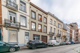 Een zeer goed gelegen, volledig te verbouwen opbrengsteigendom, heden bestaande uit 6 niet vergunde woonentiteiten (vergunning 3 appartementen uitgereikt).<br /> <br />NIEUWE VERGUNDE TOESTAND: <br />Indeling van de 3 appartementen :<br />Gelijkvloers: 2 slaapkamers + tuin ± 74 m²<br />1e verdieping: 2 slaapkamers ± 80 m²<br />2e verdieping + zolder: Duplex, 3 slaapkamers ± 127 m²<br /><br />HUIDGE TOESTAND GEBOUW: <br />Gelijkvloers: ruime inkomhal (24.11m²), 1-slaapkamer appartement (29.00m²), 2-slaapkamer duplex appartement (79.58m²) met koer;<br />Eerste verdieping: 1-slaapkamer appartement (33.93m²); duplex appartement (32.16m²) met terras;<br />Tweede verdieping: 1-slaapkamer appartement (41.78m²) met koer;<br />Derde verdieping: 3-slaapkamer duplex appartement (58.67m²) met groot terras (22.12m²);<br />Verder: individuele kelders<br /><br />Buitenschrijnwerk PVC dubbel glas - Verwarming met gas convectoren<br />6 individuele tellers water, elektriciteit, gas<br />Plannen nieuwe situatie beschikbaar op aanvraag<br />Perceeloppervlakte: 1a 30ca - K.I.: 1.536 EUR<br />Nutsvoorzieningen: water, gas en elektriciteit