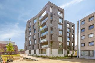 <p>Deze nieuwbouwappartementen met twee slaapkamers in het hart van Leuven bieden een zeldzame combinatie van comfort, licht en een groene woonomgeving. In Burenberg woon je langs de Brusselsestraat, op wandelafstand van het bruisende centrum, maar toch met de rust van een stijlvolle stadssite rondom je.</p><p>De appartementen zijn ontworpen voor wie ruim, praktisch en aangenaam wil wonen. Grote glaspartijen zorgen voor veel natuurlijk licht en brengen het groen van de parktuin visueel naar binnen. De leefruimtes voelen open en rustig aan, met plaats voor een gezellige zithoek, een eetruimte en een keuken die volgens jouw woonstijl kan worden ingericht.</p><p>De twee slaapkamers maken deze appartementen geschikt voor verschillende woonwensen. Denk aan een volwaardige hoofdslaapkamer, een extra kamer voor logees, een bureau of een hobbyruimte. Zo groeit het appartement mee met jouw manier van leven, zonder overbodige complexiteit.</p><p>Buiten vormt de parktuin het groene hart van Burenberg. Deze ruime stadstuin brengt rust in het project en creëert een aangename overgang tussen wonen in de stad en ontspannen in het groen. Afhankelijk van het gekozen appartement geniet je bovendien van mooie zichten op de Leuvense skyline, het park en het historische klooster op de site.</p><p>De ligging is zonder twijfel een grote troef. De Oude Markt, de Muntstraat, de Kruidtuin, Gasthuisberg, winkels, restaurants, cafés, diensten en sportfaciliteiten bevinden zich allemaal op korte afstand. Je woont centraal, maar niet midden in de drukte. Dat maakt Burenberg bijzonder interessant voor wie Leuven echt wil beleven, zonder in te boeten op woonkwaliteit.</p><p>Er zijn nog vier appartementen beschikbaar in dit gegeerde nieuwbouwproject. Zoek je een energiezuinig nieuwbouwappartement met twee slaapkamers in Leuven, op een sterke ligging en met een groene toets, dan is dit een kans die je best niet laat liggen. Neem gerust contact op voor meer informatie of een bezoek ter plaatse.</p>