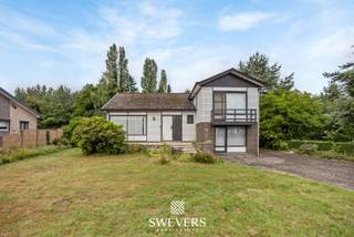 Voor meer info en foto’s, surf naar www.swevers.be – Deze splitlevel woning in de Stationsstraat 36 in Heusden-Zolder combineert...