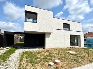Kwalitatieve energiezuinige NIEUWBOUW, gebouwd met TOPmaterialen, en voorzien van de laatste technieken. Zeer rustige ligging, doch genietend van...