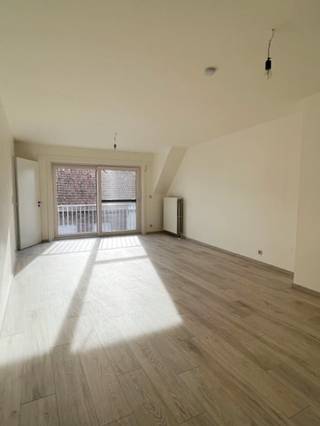 <p>🏡 Beschikbaar vanaf 1 november 2026!<br /><br />Ontdek dit gerenoveerde en ruime 2-slaapkamerappartement van 97 m², gelegen op de tweede verdieping (zonder lift) in het gezellige centrum van Wakken. 📍 Dankzij de centrale ligging bevinden buurtwinkels, openbaar vervoer, scholen en andere voorzieningen zich op wandelafstand.<br /><br /><u>✨ Indeling:</u><br /><br />🌞 Lichtrijke leef- en eetruimte<br />🍽️ Aparte keuken met gezellige eethoek<br />🧺 Praktische berging met aansluiting voor wasmachine en droogkast<br />🛏️ Twee ruime slaapkamers met toegang tot een aangenaam terras<br />🚿 Badkamer<br />🚽 Apart toilet<br />📦 Extra berging<br />🚲 Er is een gemeenschappelijke fietsenberging voorzien en parkeren kan gemakkelijk in de straat.<br />Een ideaal appartement voor wie op zoek is naar ruimte, comfort en een centrale ligging!<br />✨ GEEN SYNDICKOSTEN!<br /><br />Meer info of een bezoekje ter plaatse?<br /><strong>Bel Alicia +32 473 24 22 81 of mail alicia@vastgoedcanniere.be</strong><br /> </p>
