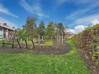 Ontdek deze rustig gelegen, instapklare woning met 3 slaapkamers, garage en een onderhoudsvriendelijke tuin.De inkomhal met gastentoilet leidt naar...
