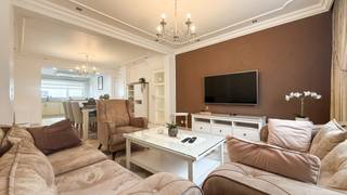 <p><span>ik </span>Bij ImmoFusion 7/7 “open huis” : klik op onze 3D-TOUR.<br />Ervaar vastgoed alsof je er zelf doorloopt!</p>
<p>Ontdek deze aangename gezinswoning, gelegen in het hartje van Heusden-centrum. Dankzij de centrale ligging bevinden winkels, scholen en het openbaar vervoer zich op wandelafstand. De woning beschikt over een praktische indeling met maar liefst vier volwaardige slaapkamers, waarvan één momenteel ingericht is als dressing. Een ideale woning voor wie ruimte, comfort en een uitstekende ligging wil combineren.</p>
<p>Via de inkomhal kom je rechtstreeks in de verschillende leefruimtes en heb je toegang tot de bovenverdieping via de trap. Links bevindt zich de ruime en lichtrijke woonkamer, waar voldoende plaats is voor een gezellige zithoek en een comfortabele eettafel. Aansluitend bevindt zich de open keuken, die zorgt voor een aangename verbinding tussen koken, eten en ontspannen. Vanuit de leefruimte is er eveneens toegang tot de kelder en bevindt zich hier het eerste toilet. Aansluitend op de keuken is bovendien een praktische bijkeuken/wasruimte voorzien.</p>
<p>Op de eerste verdieping bevinden zich drie volwaardige slaapkamers, waarvan één momenteel als dressing wordt gebruikt. Daarnaast vind je hier ook de badkamer. De tweede verdieping vormt een mooie extra troef en biedt nog een ruime, lichtrijke vierde slaapkamer. Hierdoor zijn er verschillende mogelijkheden voor gezinnen, hobbyruimte of logeerkamer.</p>
<p>De woning beschikt daarnaast over praktische extra ruimtes en een indeling die heel wat mogelijkheden biedt. De combinatie van de vier slaapkamers, de open leefruimte, de aparte wasruimte en de bijkomende verdieping maakt dit een woning die moeiteloos kan meegroeien met de noden van haar bewoners.</p>
<p>Ook de ligging vormt een belangrijke troef. Je woont hier pal in het centrum van Heusden, met winkels, scholen en openbaar vervoer vlakbij. Dagelijkse voorzieningen zijn daardoor eenvoudig bereikbaar, terwijl de woning dankzij haar centrale ligging ook een vlotte verbinding biedt naar omliggende gemeenten. Een interessante keuze voor gezinnen en wie graag alles binnen handbereik heeft.</p>
<p>Pluspunten:<br />- 4 volwaardige slaapkamers<br />- 1 slaapkamer momenteel ingericht als dressing<br />- Ruime en lichtrijke woonkamer<br />- Open keuken<br />- Praktische bijkeuken/wasruimte<br />- Extra lichtrijke slaapkamer op de tweede verdieping<br />- Kelder<br />- Extra toilet op de gelijkvloers<br />- Gelegen in het hartje van Heusden-centrum<br />- Winkels, scholen en openbaar vervoer vlakbij<br />- Laadpaal voor elektrische wagen aanwezig<br /><br />Maatregelen opgenomen in het Maatregelenregister: nee</p>
<p>Voor een bezichtiging ter plaatse of meer info, bel ons op 078/78.78.70, of kom gewoon binnen op ons kantoor, steeds welkom!</p>