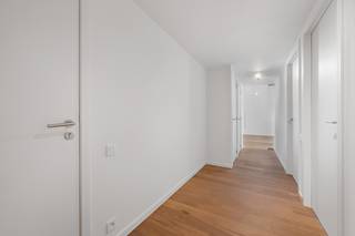 Modern luxe nieuwbouwappartement te koop in Roeselare met gunstige oriëntatie <br />6 % is mogelijk bij aankoop van een nieuwbouwwoning onder bepaalde voorwaarden (voor particulieren of investeerders).<br /><br />Ontdek dit prachtig nieuwbouwappartement, gelegen in het hart van Roeselare. Met een bewoonbare oppervlakte van 118,40 m² en zonnige terrassen van 21,60 m², biedt deze woonunit alles wat u nodig heeft voor comfortabel en stijlvol wonen.<br /><br />Het appartement beschikt over drie volwaardige slaapkamers en is afgewerkt met oog voor detail en kwaliteit. Dankzij de grote raampartijen geniet u van een overvloed aan natuurlijk licht en een ruimtelijk gevoel in elke leefruimte.<br /><br />Troeven van dit appartement:<br />- Grote raampartijen die zorgen voor veel lichtinval<br />- Ruim zitterras van 21,60 m²<br />- Drie comfortabele slaapkamers<br />- Ondergrondse parkeerplaats beschikbaar<br />- Meerdere fietsenstallingen beschikbaar<br />- Gelegen in een rustig binnengebied<br />- Hoogwaardige en duurzame afwerking<br />- Unieke ligging nabij het centrum<br /><br />Vanaf juli 2025 is er 6% BTW mogelijk bij aankoop van een nieuwbouwwoning onder bepaalde voorwaarden.<br /><br />Bel ons vrijblijvend op voor een bezoek en info. Wij begeleiden u graag met de glimlach op zoek naar uw droomwoning &amp; commercieel pand. T. 051 62 40 40