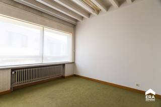 OVER DE WONINGDit handelspand van 451 m² ligt op een perceel van 1.497 m² en biedt talloze mogelijkheden voor zelfstandigen, vrije beroepen of...