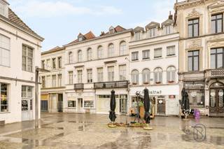 Grande surface commerciale récemment rénovée située au cœur du centre historique de Tournai, en plein sur la place Saint-Pierre.Cette dernière,...