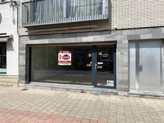 Centraal gelegen handelspand in het centrum van Westmalle. Het pand heeft een oppervlakte van ca 81 m2 met aansluitend een tuin van ca 112m2. Het is opgedeeld in een grote lichtrijke ruimte met etalage over de hele breedte van het pand, apart bureelruimte met uitzicht op tuin, kitchenette en sanitaire ruimte.<br />Onmiddellijk beschikbaar
