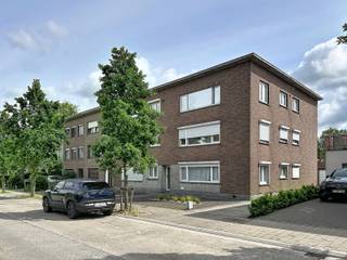 <p>Op zoek naar een appartement dat u onmiddellijk kunt betrekken én waar u met enkele opfriswerken uw eigen droomwoning van kunt maken? Dan is dit appartement op de tweede verdieping van een kleinschalige residentie met slechts zes appartementen zeker een bezoek waard.</p>
<p>Gelegen in een rustige straat met een uitstekende verbinding naar de A12, combineert deze eigendom een aangename woonomgeving met een vlotte bereikbaarheid richting Antwerpen, Brussel en de omliggende gemeenten.</p>
<p>Dankzij de grote raampartijen geniet de leefruimte van een overvloed aan natuurlijk licht en een prachtig groen uitzicht, wat zorgt voor een bijzonder aangenaam woongevoel. Het appartement is onmiddellijk bewoonbaar, maar biedt tegelijkertijd de mogelijkheid om met enkele cosmetische opfriswerken, zoals schilderwerken en een persoonlijke inrichting, uit te groeien tot een echt pareltje.</p>
<p>Ook op energetisch vlak werden de voorbije jaren belangrijke investeringen uitgevoerd. Zo werd in 2023 een nieuwe condenserende verwarmingsketel geplaatst, werden de ramen vernieuwd met hoogrendementsbeglazing en werd het dak volledig vernieuwd en geïsoleerd met 12 cm PUR. Hierdoor geniet u van een energiezuinige woning met een hoger wooncomfort en lagere energiekosten.</p>
<p>Extra praktisch zijn de ruime, droge privatieve kelderberging in het ondergrondse gedeelte van het gebouw en de garagebox achter het gebouw, die inbegrepen is in de vraagprijs.</p>
<p><strong>Troeven:</strong></p>
<ul>
<li>Rustige ligging met vlotte verbinding naar de A12</li>
<li>Kleinschalig gebouw met slechts 6 appartementen</li>
<li>Gelegen op de tweede verdieping</li>
<li>Zeer lichtrijke leefruimte met mooi groen uitzicht</li>
<li>Bewoonbaar na akte (oktober)</li>
<li>Mogelijkheid om met beperkte opfriswerken een echte topper te creëren</li>
<li>Nieuwe condenserende ketel (2023)</li>
<li>Nieuwe ramen met hoogrendementsbeglazing</li>
<li>Vernieuwd en geïsoleerd dak (12 cm PUR)</li>
<li>Ruime privatieve kelderberging</li>
<li>Garagebox inbegrepen in de prijs</li>
<li>Interessant voor eigen bewoning én als investering</li>
</ul>
<p>Een appartement met een uitstekende basis, veel licht, een groene omgeving en een sterke energetische score. Kom de mogelijkheden zelf ontdekken tijdens een bezoek!<br /><br />Afmetingen via energiedeskundige.</p>
