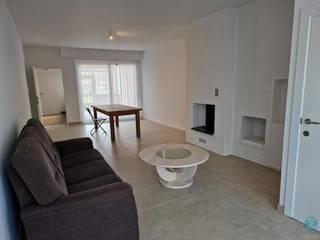 <span><strong>Deels gerenoveerde woning gelegen aan de ventweg langs de Wampenberg en beschikt over drie slaapkamers, inpandige garage en zuidgeoriënteerde tuin.</strong></span><br /><br /><span>Indeling:</span> Het gelijkvloers is ingedeeld met een inkomhal, woonkamer met haardpartij, ruime keuken en achterliggend een sas met achteringang, die via een overdekt terras leidt naar de tuin, een apart toilet en de berging/wasruimte met c.v.-installatie. <br />Vanuit de keuken heeft men via de traphal eveneens toegang tot de inpandige garage, dewelke is voorzien van een elektrische sectionale poort.<br /><br />Op de verdieping treffen we de drie slaapkamers, alsook de badkamer met douchecel, wastafel en toilet.<br /><br />Achteraan in de tuin bevindt zich nog een ruime tuinberging.<br /><br /><span><strong>Beschikbaarheid</strong></span>: 01/03/2026.<br /><br /><span><strong>Huurprijs</strong></span>: €1195,00 per maand.<br /><br /><span><strong>EPC</strong></span>: 364 kWh/ (m² jaar).