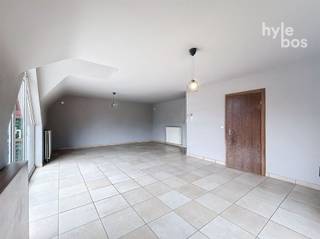 <p><span>Dit rustig gelegen duplexappartement verrast meteen door zijn uitzonderlijke ruimte. De royale leefruimte geniet dankzij de grote raampartijen van veel natuurlijk licht en geeft uit op een aangenaam terras. De afzonderlijke leefkeuken is uitgerust met een elektrisch kookvuur en dampkap. Daarnaast is er een ruime berging met aansluitingen voor wasmachine en droogkast. Op deze verdieping bevinden zich ook de badkamer met ligbad en lavabo en een afzonderlijk toilet. De bovenverdieping biedt twee ruime slaapkamers en een tweede afzonderlijk toilet. Via de oprit naast het gebouw bereikt u de individuele garage.</span></p><p><span> </span></p>