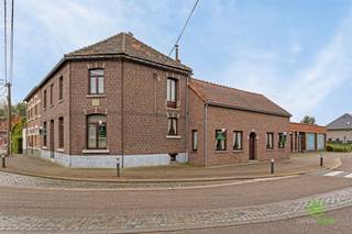 Aan de voet van de kerk van Budingen vinden we deze ruime dubbelwoonst met voormalige feestzaal.Op wandelafstand vinden we een buurtwinkel, een...