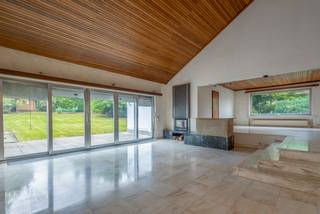 <p><strong>Iconische seventy's villa met uitzonderlijk renovatiepotentieel in hartje Dilbeek</strong></p><p></p><p>Liefhebbers van authentieke seventy's-architectuur zullen meteen gecharmeerd zijn door deze karaktervolle villa. </p><p>Gelegen in een rustige, residentiële buurt in het centrum van Dilbeek, combineert deze woning een unieke retro-uitstraling met royale volumes en een uitzonderlijk renovatiepotentieel. Dankzij de nabijheid van winkels, scholen, openbaar vervoer en andere voorzieningen geniet u hier van een uitstekende ligging.</p><p></p><p>Bij het binnenkomen wordt u verwelkomd in een ruime inkomhal met gastentoilet. De indrukwekkende leefruimte ademt de typische architectuur van de jaren '70, met warme houten accenten, een stijlvolle marmeren vloer, een gezellige open haard en een aparte eethoek. Grote raampartijen zorgen voor een mooie lichtinval en bieden directe toegang tot de zonnige, volledig private tuin.</p><p>De keuken dient vernieuwd te worden en biedt tal van mogelijkheden om een hedendaagse leefkeuken te creëren.</p><p></p><p>Met maar liefst 5 à 6 slaapkamers biedt deze woning uitzonderlijk veel ruimte. Drie slaapkamers bevinden zich op het gelijkvloers/tussenverdiep, terwijl de verdieping plaats biedt aan twee extra slaapkamers en een grote polyvalente ruimte die perfect kan dienen als zesde slaapkamer, bureau, hobbyruimte of speelkamer. Bovendien is er toegang tot een zolder. </p><p>Elke slaapkamer beschikt over een eigen douchekamer, wat het comfort aanzienlijk verhoogt.</p><p>Verder beschikt de woning over een gedeeltelijke kelder, een ruime garage voor twee wagens met automatische poort en een praktische berging.</p><p>De grote aangelegde tuin op een perceel van <strong>11 are 74 centiare</strong> biedt alle rust en privacy die u zich kunt wensen.</p><p></p><p>Extra troeven:</p><ul><li><p>Residentiële topligging in het centrum van Dilbeek</p></li><li><p>Ruim perceel van 11a 74ca</p></li><li><p>Dak vernieuwd in 2011</p></li><li><p>Zonnepanelen</p></li><li><p>Grote bewoonbare oppervlakte met tal van mogelijkheden</p></li><li><p>Authentieke architectuur met unieke 70's uitstraling</p></li><li><p>Ideale renovatiekans voor wie ruimte, karakter en locatie weet te waarderen</p></li></ul><p>Een woning met een uitgesproken persoonlijkheid, royale volumes en eindeloze mogelijkheden om er een eigentijdse droomwoning van te maken.</p>