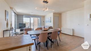 Dit <strong>lichtrijke</strong> <strong>hoekappartement</strong> bevindt zich op de vierde verdieping van de residentie Apollo X te Nieuwpoort-Bad.<br />Dankzij de <strong>uitstekende</strong> <strong>ligging</strong> heeft u hier zowel een <strong>mooi</strong> <strong>zicht</strong> op het Nieuwlandplein als een lateraal zeezicht.<br /><br />De indeling is als volgt:
<ul>
	<li>Inkomhal met <strong>vestiaire</strong>;</li>
	<li><strong>Zeer lichtrijke leefruimte met grote raampartijen</strong>;</li>
	<li>Open, volledig ingerichte keuken met <strong>vernieuwde</strong> <strong>toestellen</strong>;</li>
	<li>Groot, <strong>zuidgericht hoekterras met zicht </strong>op het mooi opgefriste Nieuwlandplein;</li>
	<li>Slaapkamer 1 met dubbel bed, <strong>maatkasten</strong> en toegang tot het terras;</li>
	<li>Slaapkamer 2 met dubbel bed, maatkasten en toegang tot het tweede terras;</li>
	<li><strong>Tweede</strong> <strong>terras</strong> met <strong>zijdelings</strong> <strong>zeezicht</strong>;</li>
	<li>Apart toilet;</li>
	<li>Berging met aansluiting voor wasmachine;</li>
	<li>Badkamer met dubbele wastafel en douche in bad.</li>
</ul>
<br />Extra troeven:
<ul>
	<li>Kelderberging <strong>inbegrepen</strong> bij aankoop;</li>
	<li>Volledig gemeubileerd en bijgevolg instapklaar;</li>
	<li>Nieuwe boiler en gloednieuwe elektrische verwarming;</li>
	<li>Elektrische keuring is <strong>conform</strong> <strong>de</strong> <strong>bestaande</strong> <strong>wetgeving.</strong></li>
</ul>
<br />Benieuwd? Aarzel niet en contacteer ons voor een bezoek ter plaatse