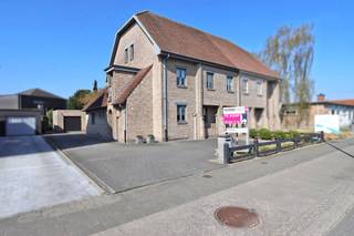 Deze uitstekend onderhouden en lichtrijke woning is gelegen in de Kasteeldreef, op slechts een steenworp van het centrum van Beveren. De woning...