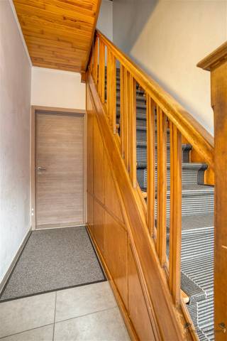 Welkom in de Olmenstraat, waar deze ruime en karaktervolle rijwoning u verrast met haar lichtrijke leefruimtes en praktische indeling. Hier woont u...