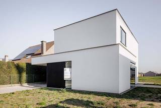 In Kuurne, binnen het nieuwbouwproject ‘Wonen aan het Park’ werd deze alleenstaande villa in moderne bouwstijl volledig opgebouwd en...