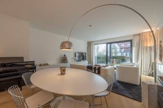 Zonnig en knap afgewerkt appartement met prachtig zicht op het meer van Duinenwater, genietend van een zuid-west georiënteerd terras en tuintje.<br />Indeling:<br />Inkom met gastentoilet en vestiaire.<br />Open luxueuze keuken voorzien van alle toestellen, eetplaats en lichtrijke salon uitgevend op het zonnig terras en de tuin.<br />2 volwaardige slaapkamers uitgevend op groen aan de achterzijde. Badkamer (bad/douche - dubbele lavabo en wc). Berging voor wasmachine en droogkast. <br />2 privatieve kelderbergingen inbegrepen in de aankoop.<br />Mogelijkheid tot het aankopen van een zeer goede en ruime garagebox in de residentie.<br />Gemeenschappelijke fietsenberging.<br />Bezoek aan dit mooie aanbod warm aanbevolen en steeds mogelijk op afspraak.