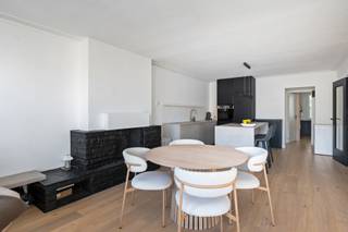 In een kleinschalig gebouw, vlak bij het prachtige Rivierenhof en in een rustige straat, vind je dit tijdloos gerenoveerde appartement op de eerste verdieping. Het appartement werd in 2021 volledig gerenoveerd, met oog voor detail en behoud van authentieke elementen. Dankzij het kleinschalige karakter van het gebouw geniet je bovendien van bijzonder lage gemeenschappelijke kosten.<br /><br />Bij het binnenkomen kom je in de inkomhal, met een apart gastentoilet en toegang tot de stijlvolle badkamer. Verder kom je in de ruime en lichtrijke leefruimte, waar de charmante open haard zorgt voor extra karakter. Aansluitend vind je de open keuken met kookeiland, volledig afgewerkt in beton ciré. De keuken is uitgerust met een vaatwasser, inductiekookplaat met geïntegreerde dampkap, oven en koelkast met vriesvak. De open indeling biedt voldoende ruimte voor een gezellige eetruimte en een aparte zithoek.<br /><br />Het appartement beschikt over twee slaapkamers: een ruime hoofdslaapkamer voorzien van elektrische rolluiken en een tweede eenpersoonskamer. Via deze laatste heb je rechtstreeks toegang tot het ruime terras, waar je alle plaats hebt voor een gezellige loungehoek of eettafel.<br /><br />Troef voor investeerders: het appartement is momenteel verhuurd voor € 1.050 per maand, goed voor € 12.600 aan jaarlijkse bruto huurinkomsten. Hierdoor geniet je als investeerder onmiddellijk van huurinkomsten. Het betreft een huurcontract van korte duur dat loopt tot en met 31/05/2029 en gedurende de contractuele looptijd niet opzegbaar is. Dit biedt de investeerder zekerheid over de maandelijkse huurinkomsten tot de contractuele einddatum.<br /><br />Bijzonderheden:<br />- Huurinkomsten van € 1.050 per maand (€ 12.600 per jaar)<br />- Huurcontract van korte duur, met einde op 31/05/2029<br />- EPC B<br />- Volledig gerenoveerd in 2021<br />- Elektriciteit conform<br />- 2 aparte kelderruimtes<br />- Groot terras<br />- Bijzonder lage gemeenschappelijke kosten<br /><br />Wg, Vg, Gvkr, Gvv, Gmo, geen overstromingsgevoelig gebied.