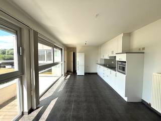 Ce spacieux appartement en duplex de 114 m² est situé au premier étage et bénéficie d'un excellent emplacement dans le Grand Anneau de Hasselt, à proximité du quartier du Sacré-Cœur et du complexe sportif d'Alverberg. Grâce aux grandes fenêtres, l'appartement bénéficie de beaucoup de lumière naturelle et d'une sensation d'ouverture.L'appartement est réparti sur trois niveaux autour d'une terrasse spacieuse et ensoleillée d'environ 21 m², avec une vue magnifique sur les terrains de sport du complexe sportif d'Alverberg.Disposition :Au premier étage se trouvent le hall d'entrée, une cuisine spacieuse équipée d'un évier double, d'une hotte télescopique, d'une plaque vitrocéramique, d'un four micro-ondes sur pied et d'un réfrigérateur/congélateur, une première chambre avec un sol en liège, un débarras/buanderie et des toilettes séparées pour les invités.La cuisine offre une belle vue sur le niveau inférieur avec l'espace de vie lumineux et adjacent à la terrasse spacieuse.Au niveau inférieur, il y a la deuxième chambre avec un sol en liège et la salle de bain entièrement carrelée, équipée d'une baignoire avec douche, d'un meuble de salle de bain avec miroir, d'une double vasque avec meuble et d'un deuxième WC.Avantages supplémentaires :- Ascenseur dans le bâtiment- Espace de stationnement souterrain inclus- Rangement au sous-sol inclus- Chauffage central individuel au gaz naturel- Stores extérieurs verticaux à commande électrique dans la cuisine et la chambre- Décorations de fenêtres disponibles (stores à panneaux, stores coulissants ou romains et lamelles)- Frais communs mensuels : 75,00€- EPC : 227 kWh/m²